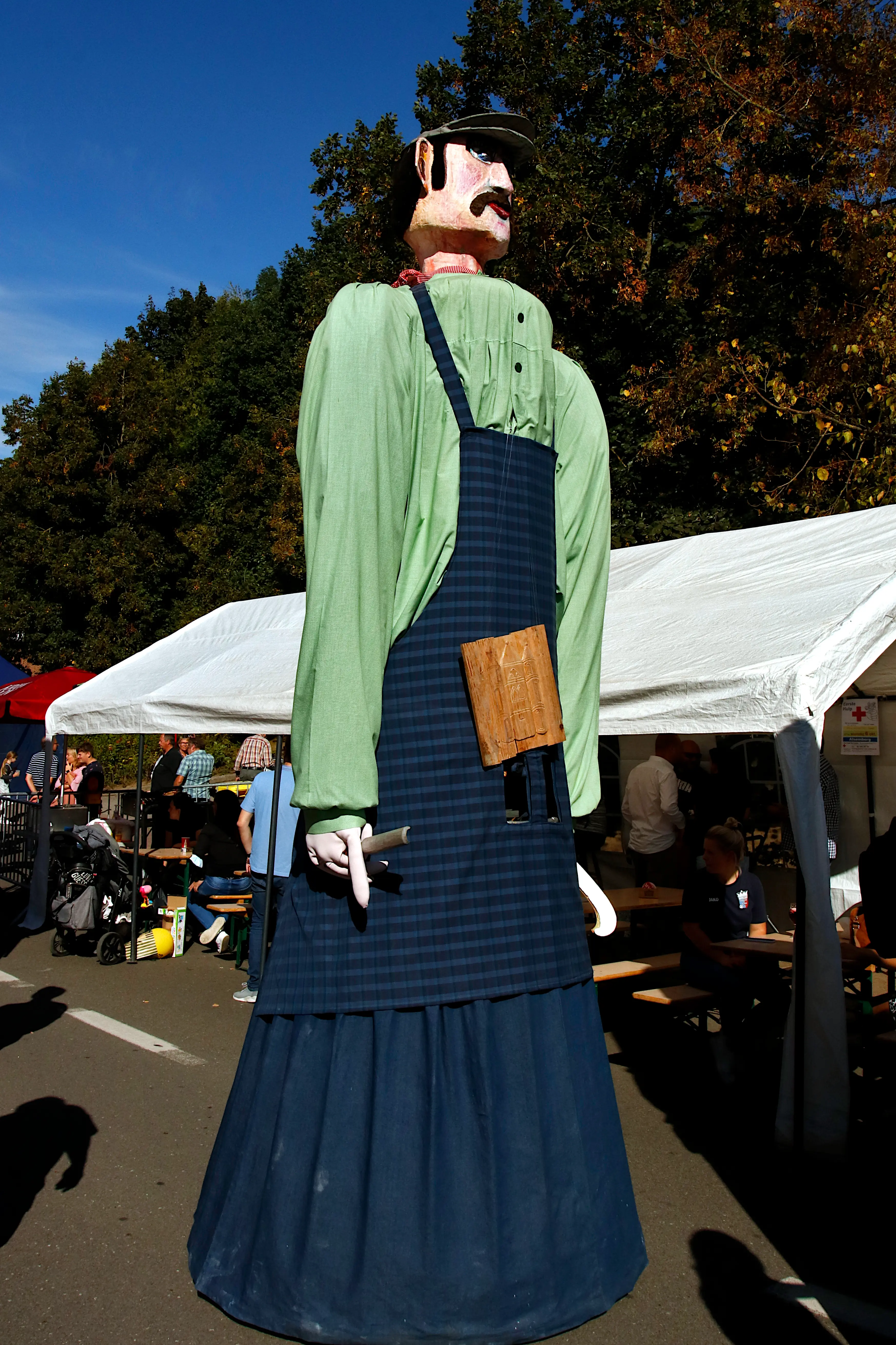 een reus op de Jaarmarkt van Rode
